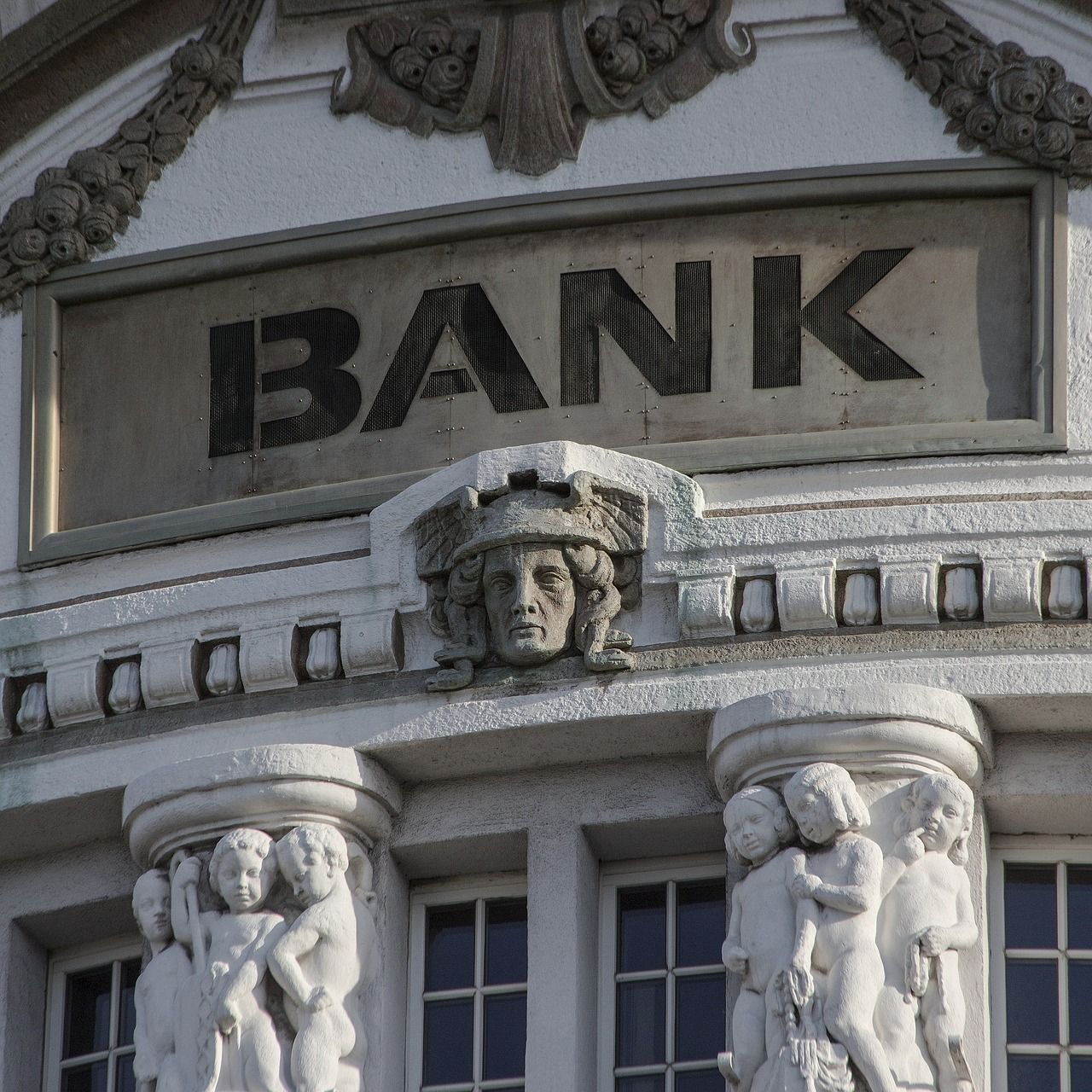 Goldman sees only two Fed rate cuts in 2025, BOfA sees extended Fed pause. (JamesQube/Pixabay)