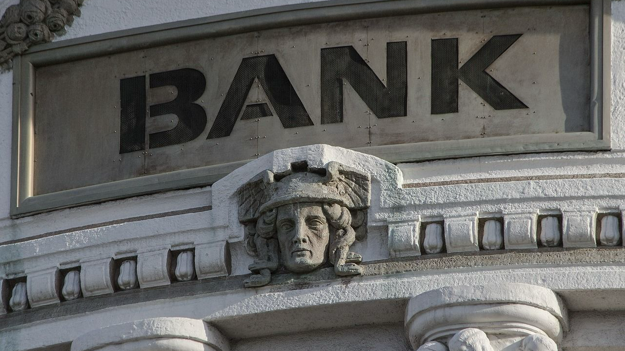 Goldman sees only two Fed rate cuts in 2025, BOfA sees extended Fed pause. (JamesQube/Pixabay)