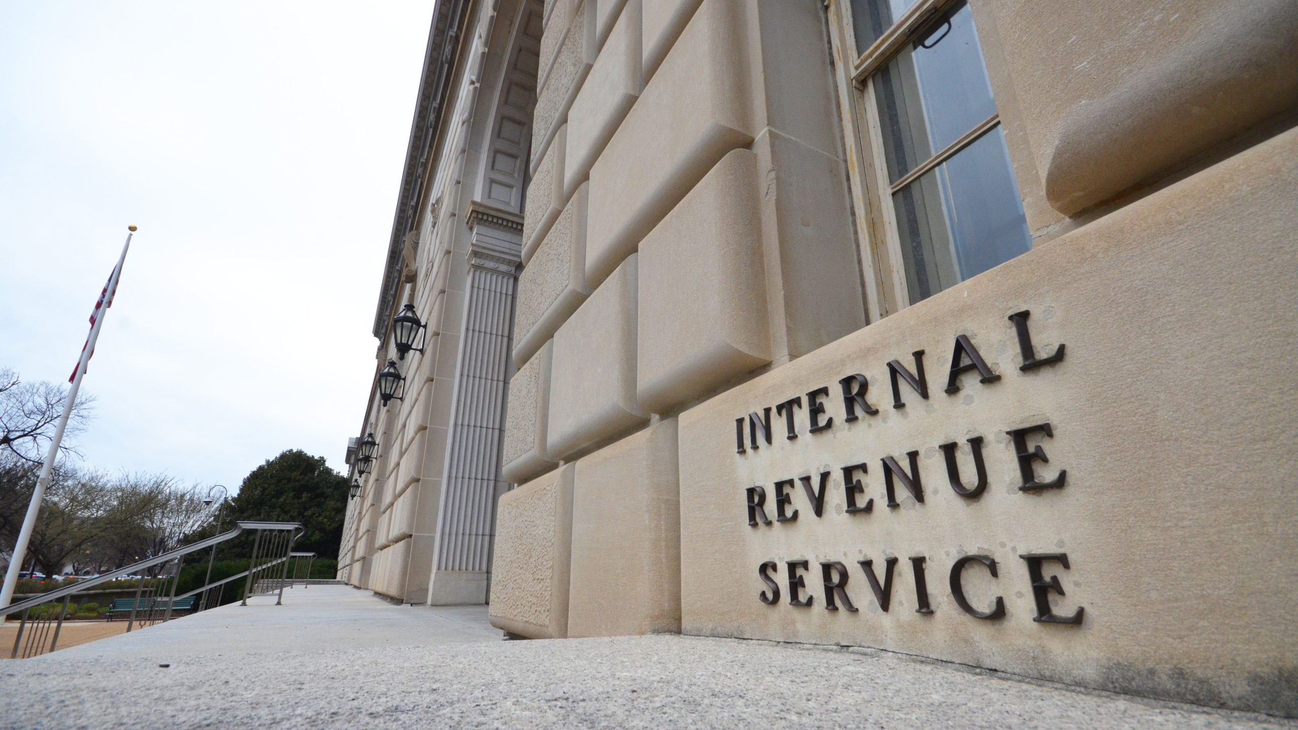 President Trump Signs Resolution Erasing IRS Crypto Rule Targeting DeFi