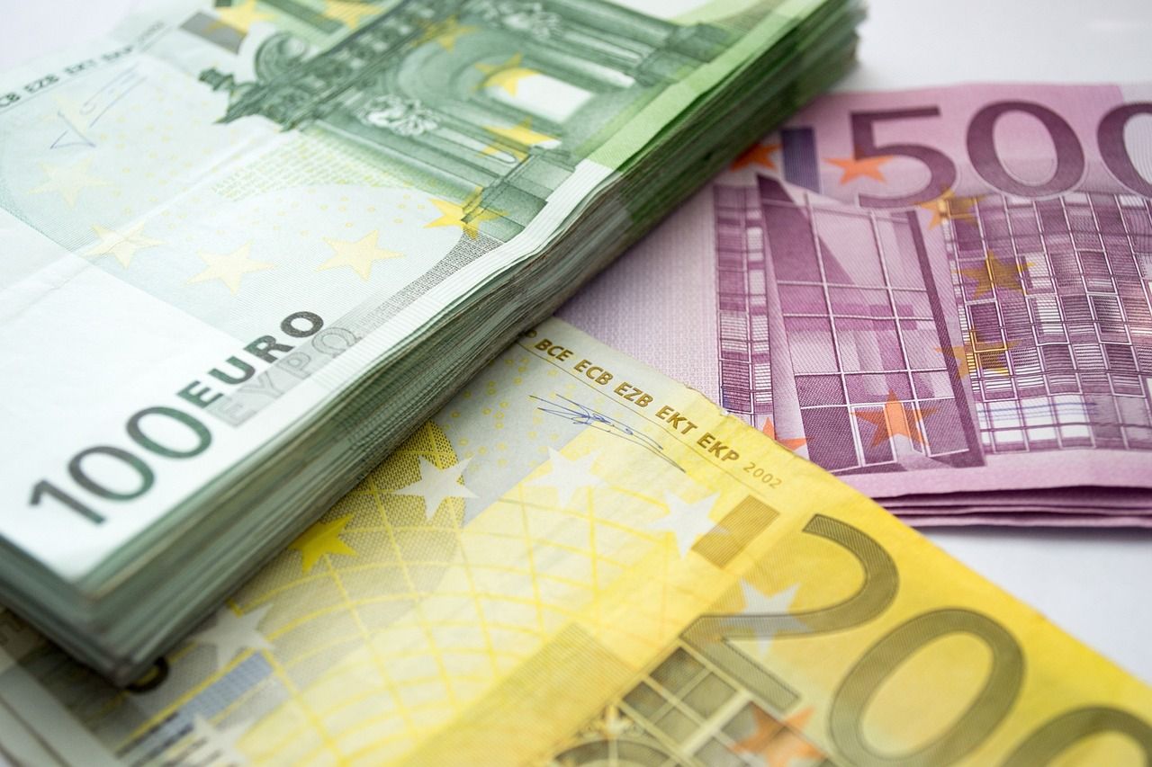 Euro Stablecoins' Market Cap Surges to Nearly $500M as EUR/USD Rivals BTC's H1 Gains