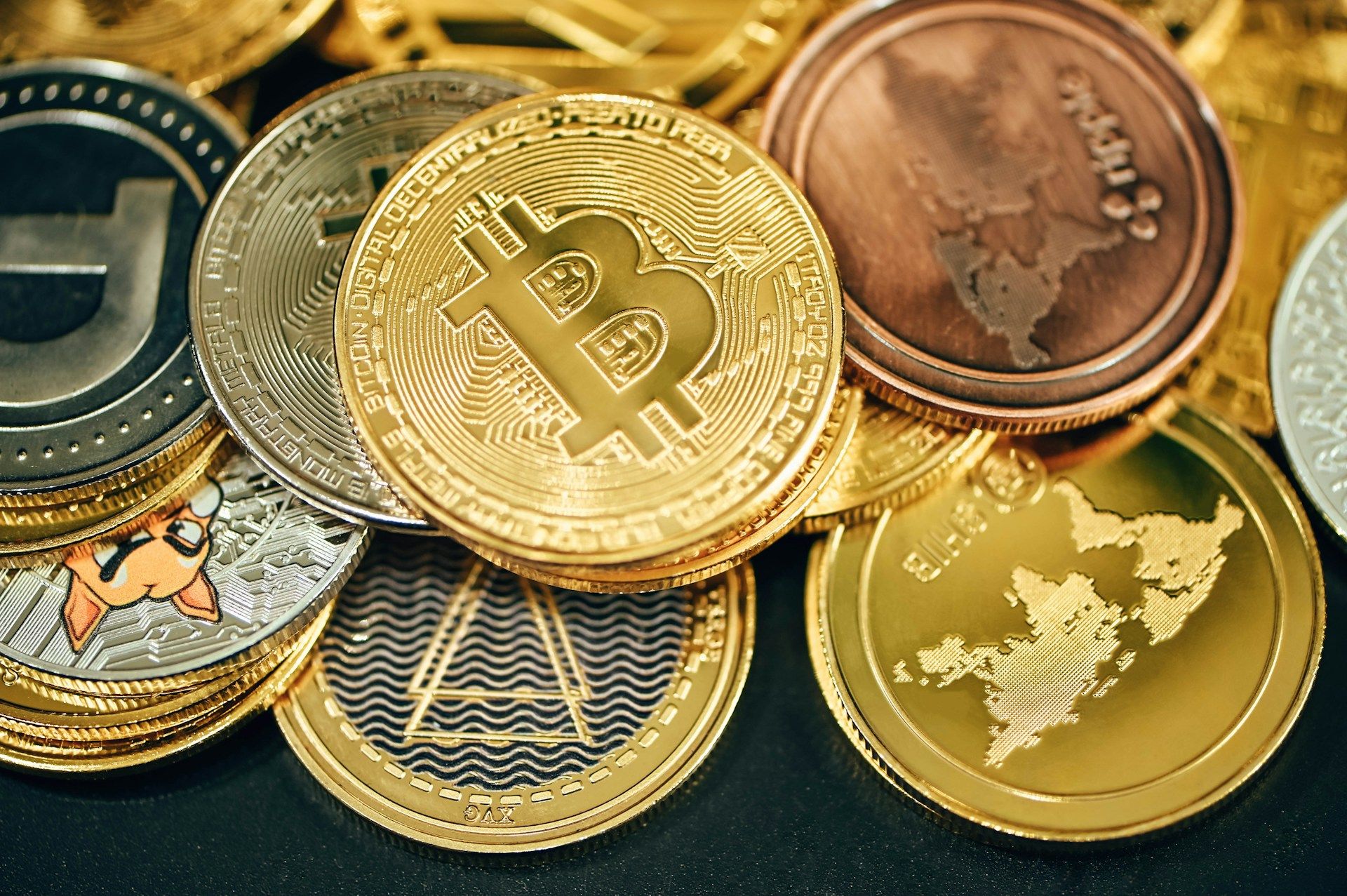 Leverage Meets Patience as BTC Builds Toward a Breakout