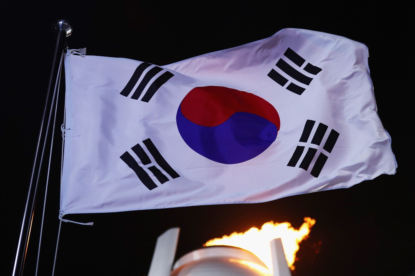 South Korea Tells Firms to Cut Exposure to Crypto ETFs, Coinbase and Strategy: Report