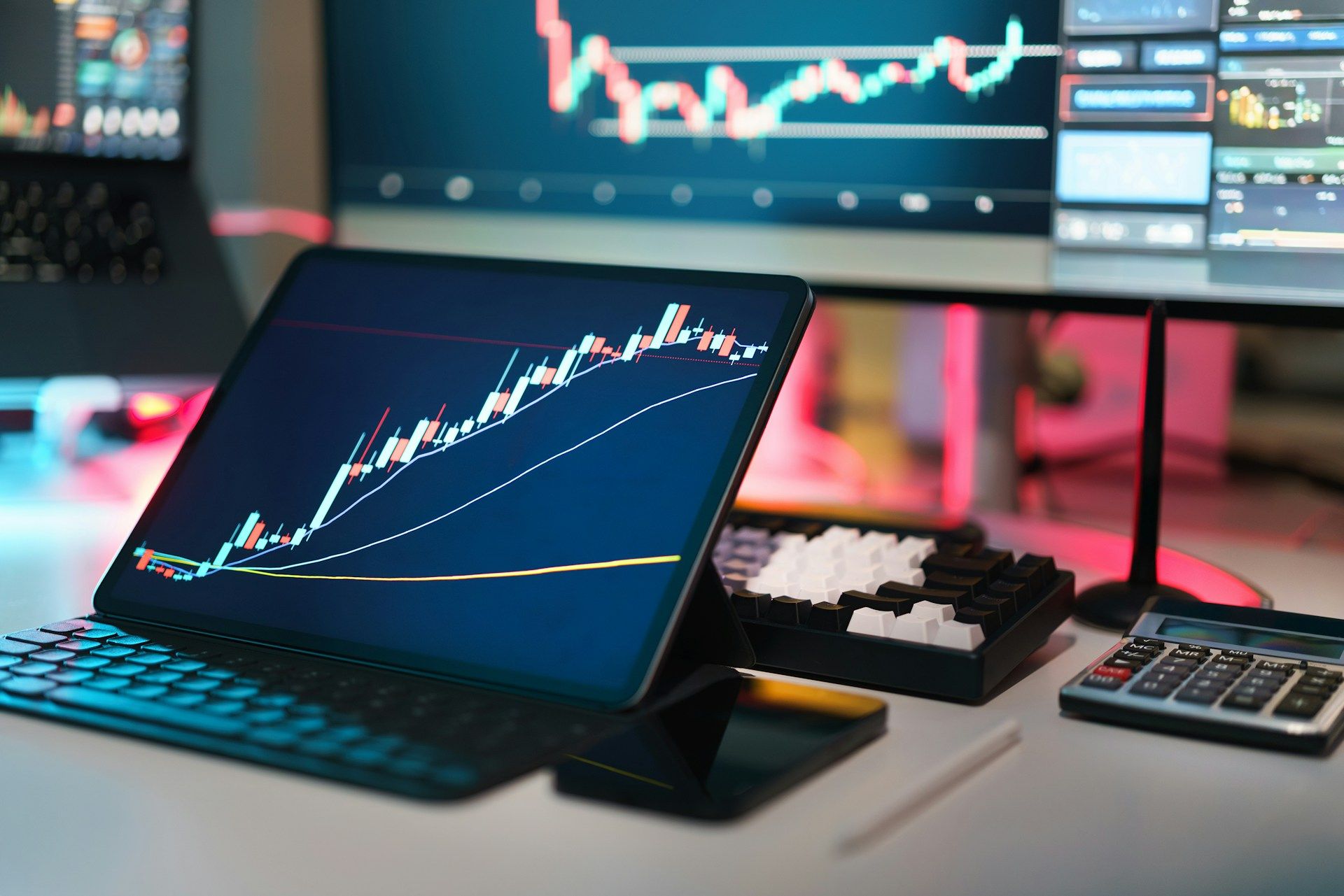 Re-takes $112K, Solana Hits 7-Month High as Economists Downplay Recession Fears